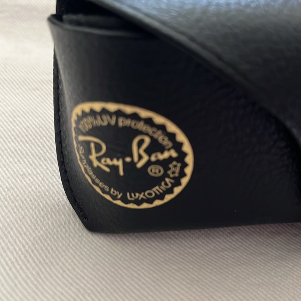 Ray-Ban Case for sun glasses
Black 
OS